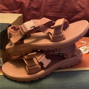 TEVA HURRICANE SIZE 9 rose